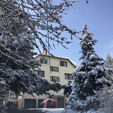 Romantic Two Bedroom Apartments In The Hills Of Budapest With Private Parking Exterior photo